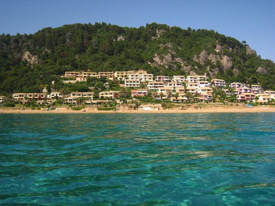 Alexandras On The Beach And Pool Apt 글리파다 외부 사진