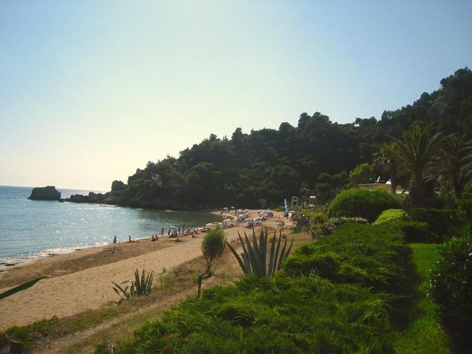 Alexandras On The Beach And Pool Apt 글리파다 외부 사진