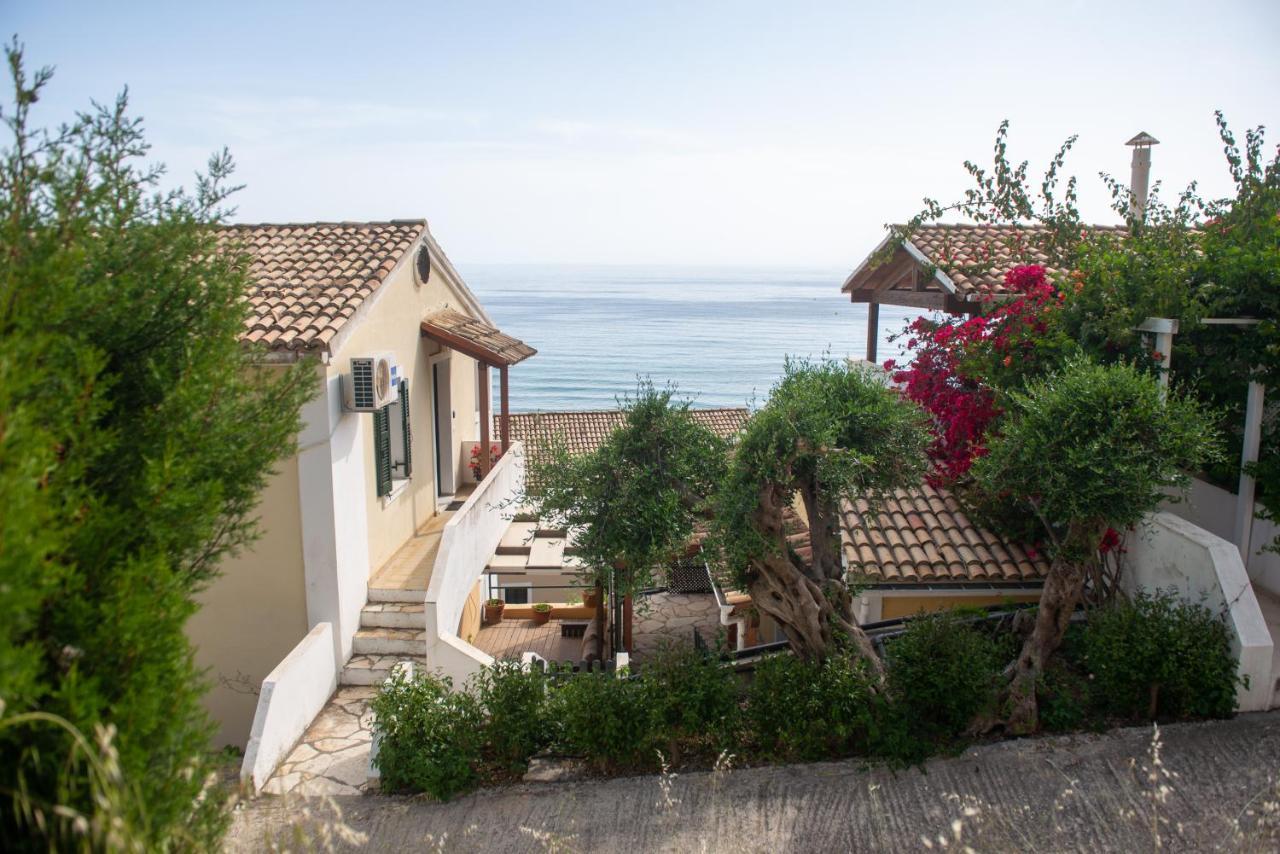 Alexandras On The Beach And Pool Apt 글리파다 외부 사진